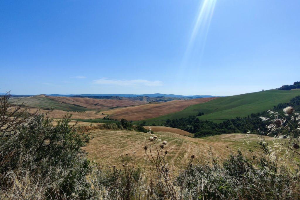 Foto della val d'orcia vicino siena in toscana, italia, scattata da una camminatrice travel designer di viaggi e cammini su misura