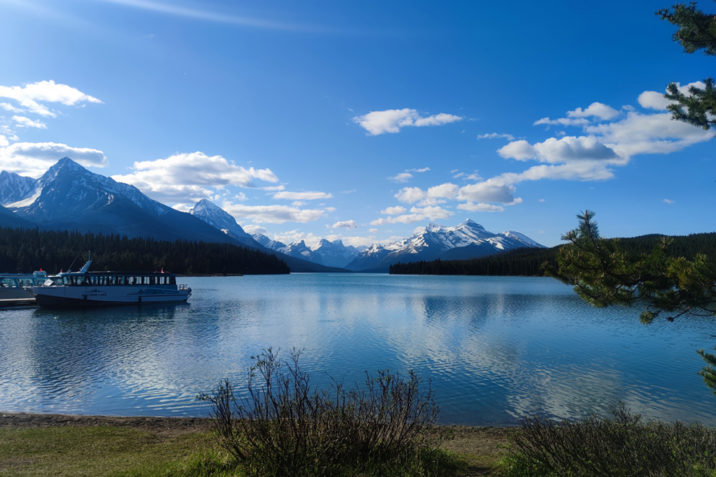 Foto del maligne lake in canada, kasper national park, scattata da una travel designer di viaggi e cammini su misura