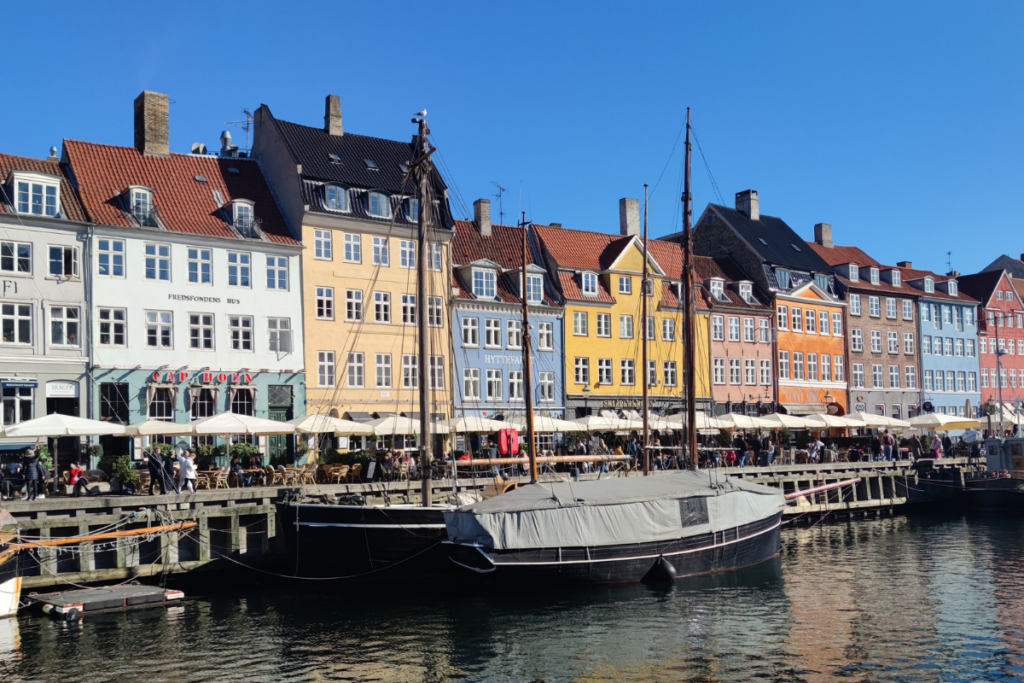 foto di copenhagen scatatta lungo il canale, da una travel designer di viaggi e cammini su misura