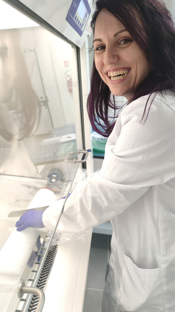 Ricercatrice polare in labpratorio mentre processa un ice core dell antartide per fare dei sotto campioni da analizzare.