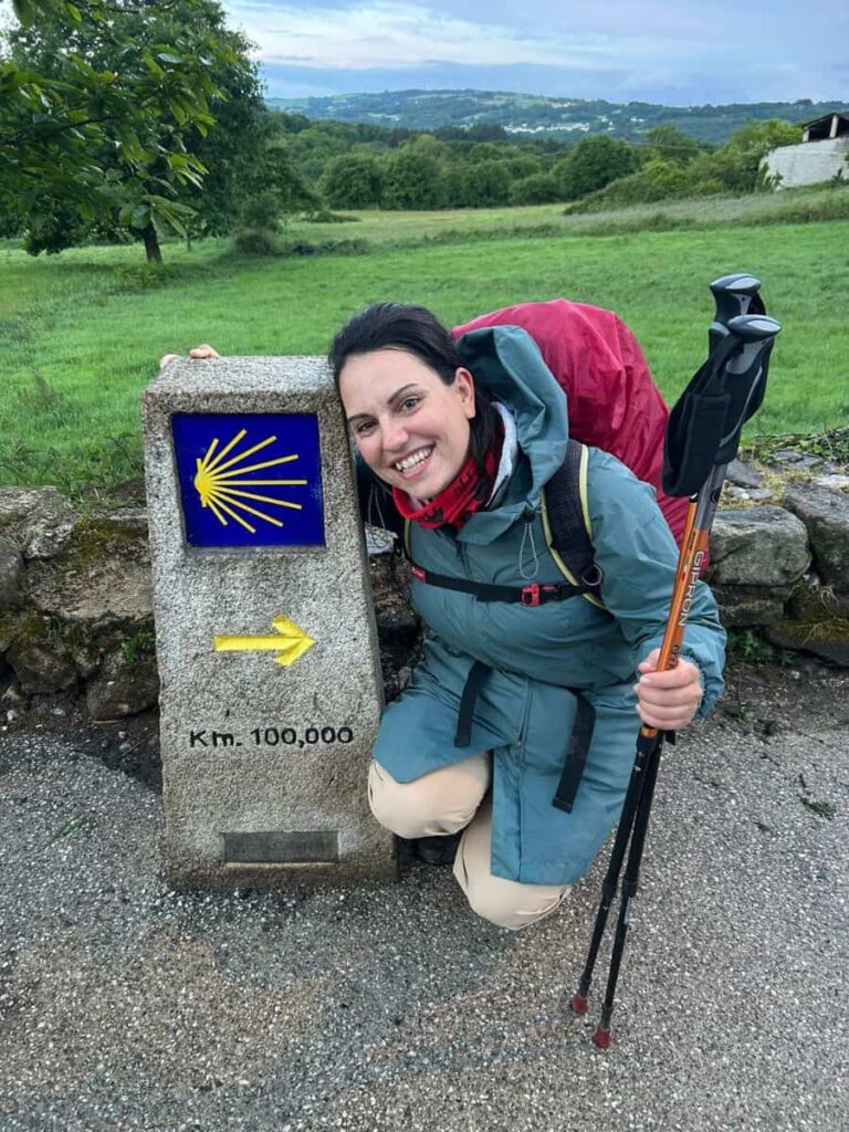 servizi della Pellegrina travel designar vicino al cippo che segna i 100 km a Santiago de compostela lungo il cammino di santiago sulla via francese