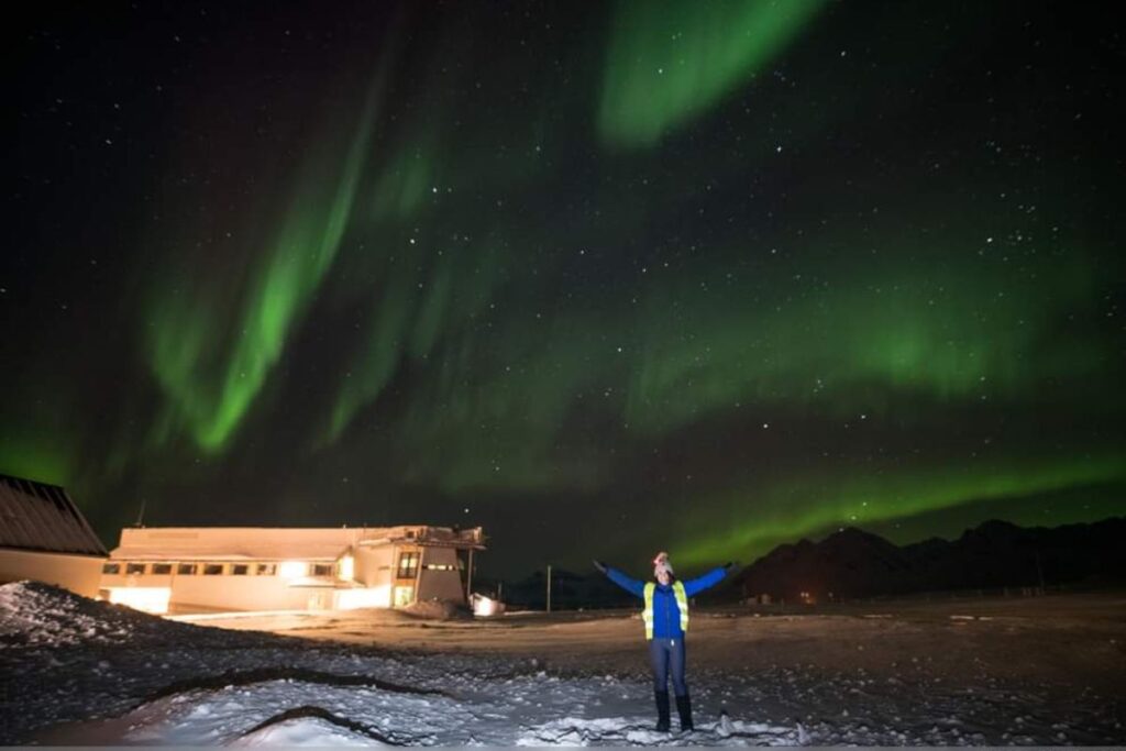 Ricercatrice polare traveld esigner nel villaggio di Ny Alesund alle isole Svalbard, sotto l'aurora boreale, contattami