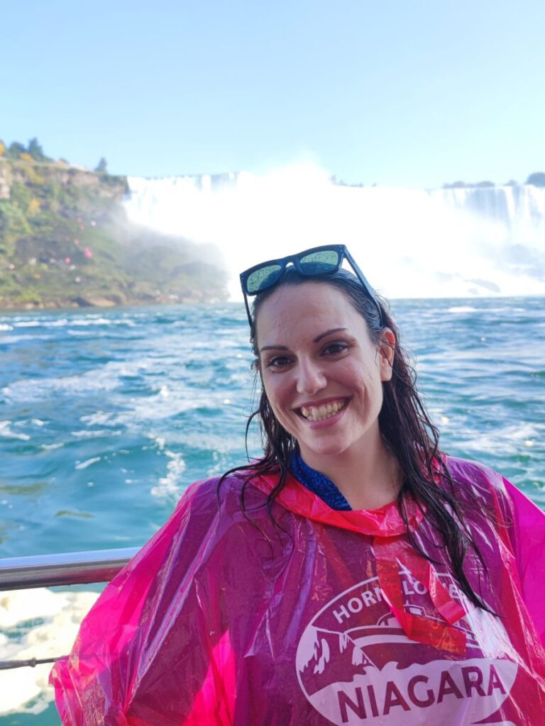 servizi della Viaggiatrice travel designer sulla barca di fronte alle cascate del niagara (niagara falls) in canada, vicino toronto