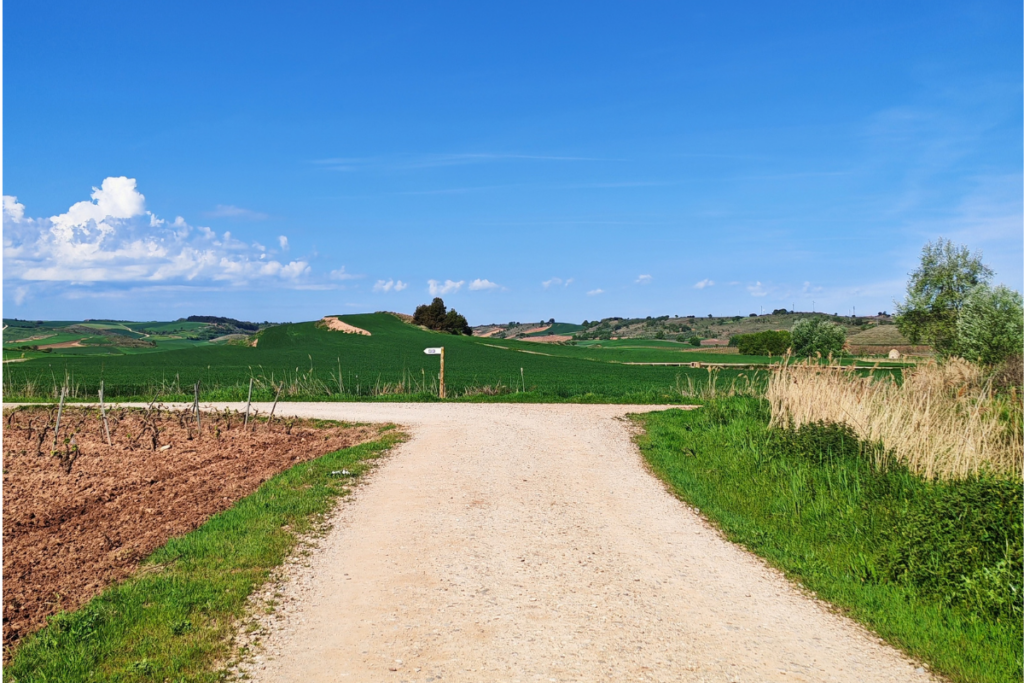 incrocio di una strada sterrata lungo il cammino di santiago francese